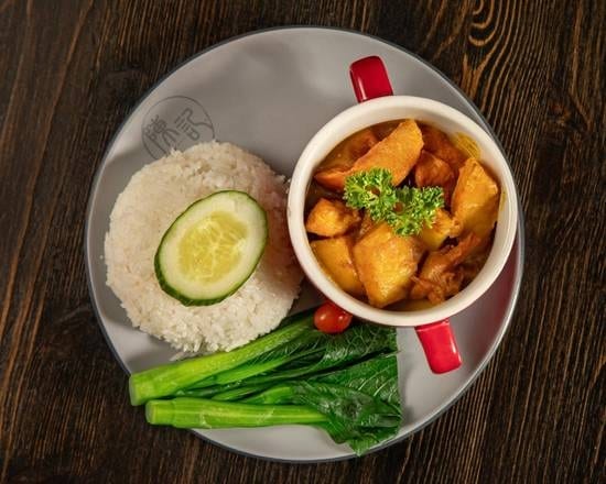 LC01 Yellow Curry Chicken over Rice.